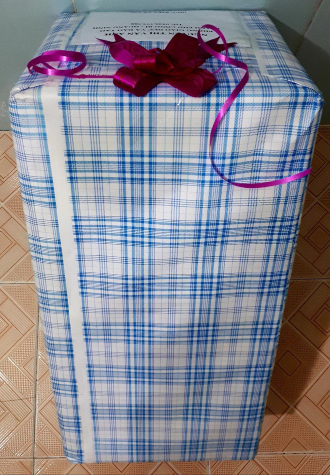 Chồng bạo gan gửi tặng vợ 1 thùng gạch vào ngày sinh nhật, con gái tiết lộ cái kết bất ngờ